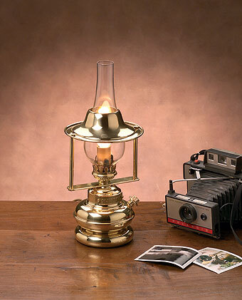 Lampada da tavolo modello Porto Romano in ottone