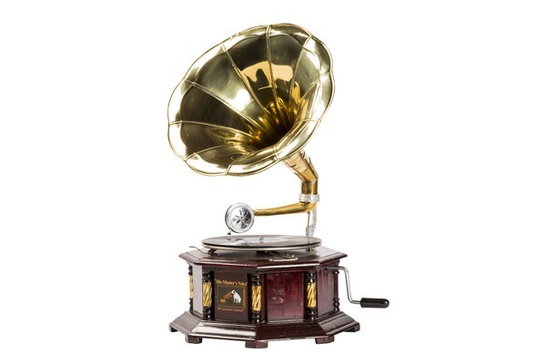 Grammofono con decorazioni di ottone