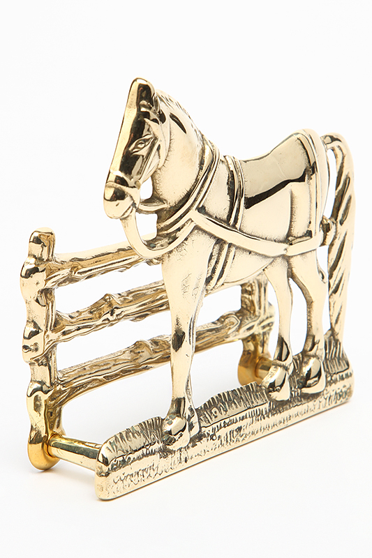 Cavallo porta lettere corrispondenza in ottone lucido su staccionata
