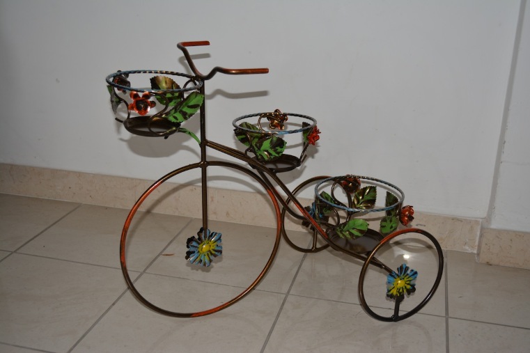 Triciclo in ferro battuto portavaso a tre posti arredo