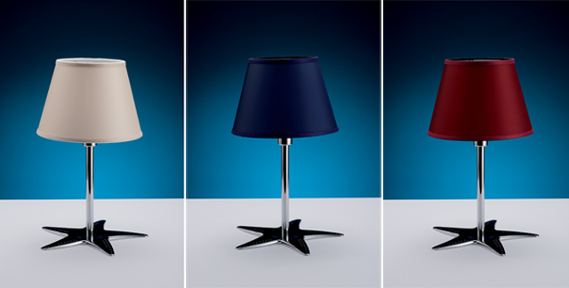 Lampada da tavolo in ottone cromato con tre tipologie di paralume in stoffa