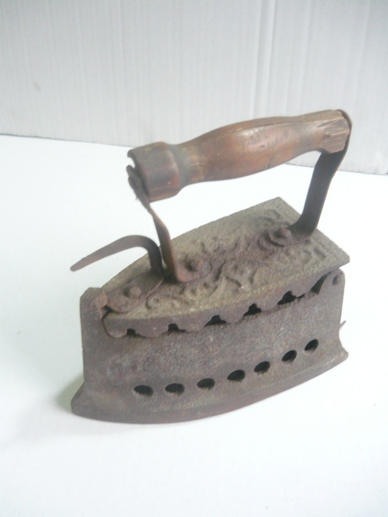 Antico ferro da stiro in ghisa manico legno