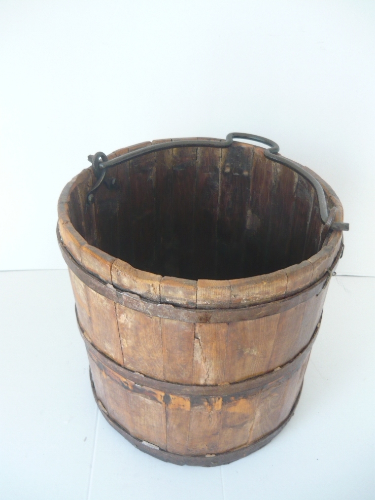 Antico secchio per pozzo in legno