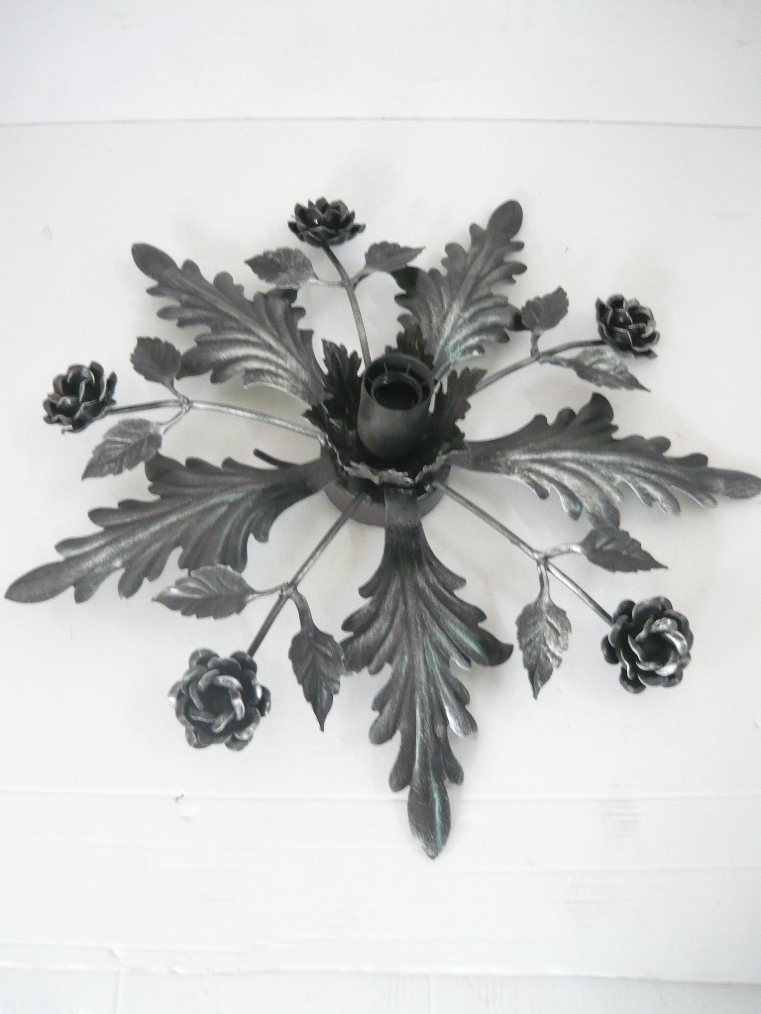 Plafoniera di colore nero con foglie ad una luce