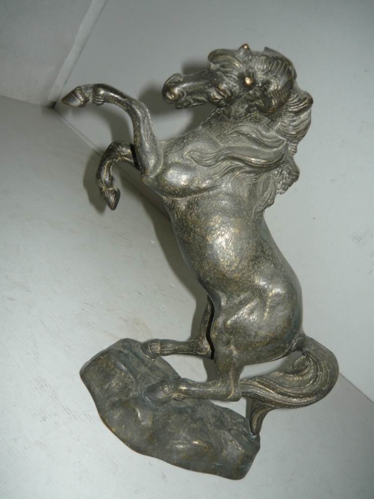 Scultura di un cavallo in bronzo