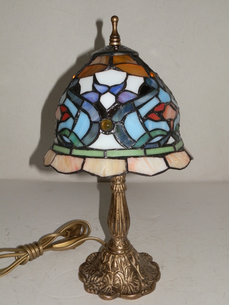 Lampada abat-jour in ottone brunito con vetro tiffany