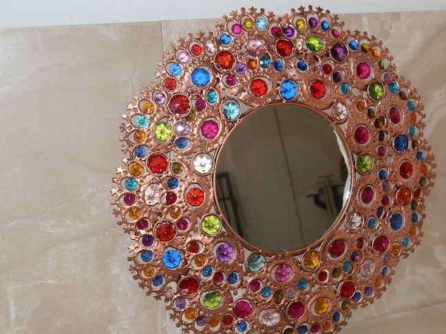 Specchio da parete ramato con pietre colorate etnico chic