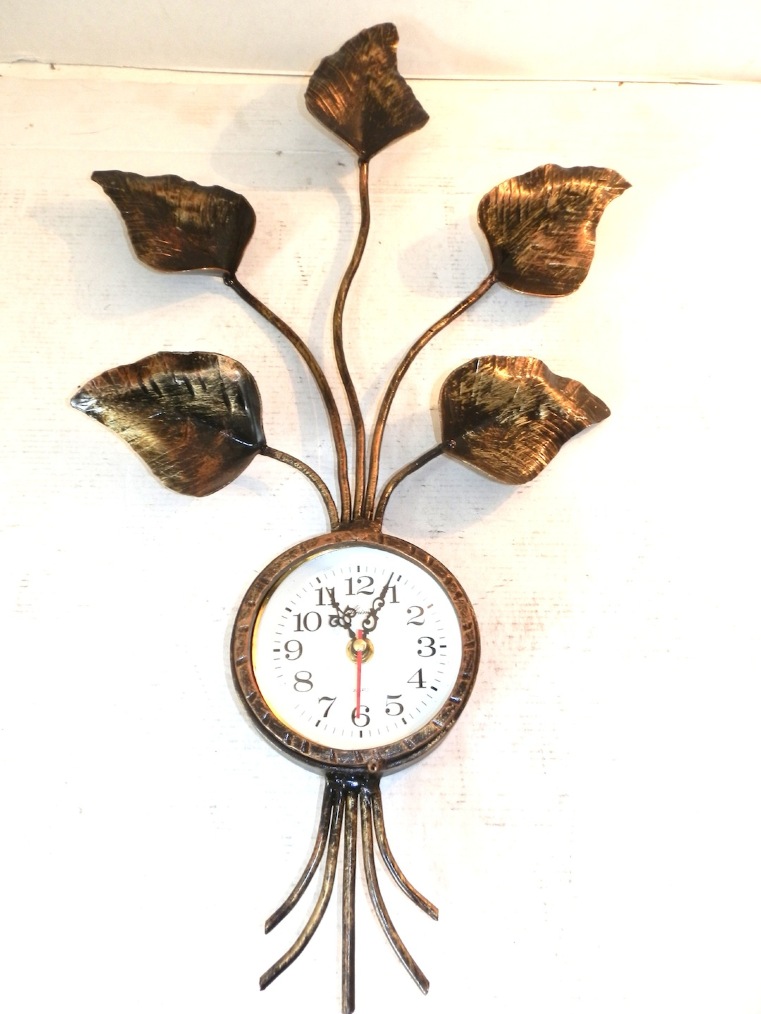 Grande orologio da parete in ferro battuto con foglie decorative