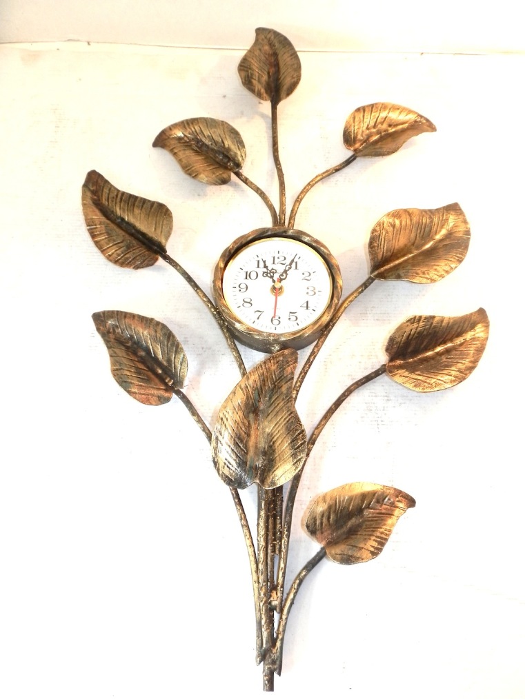 Grande orologio in ferro battuto con decorazione di un rame con foglie