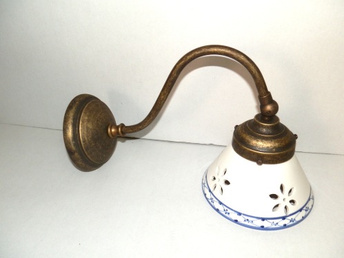 Applique Parete Stile Liberty In Ottone Brunito E Ceramica Bianca - Luce Orientabile Con Attacco E14 - Made In Italy