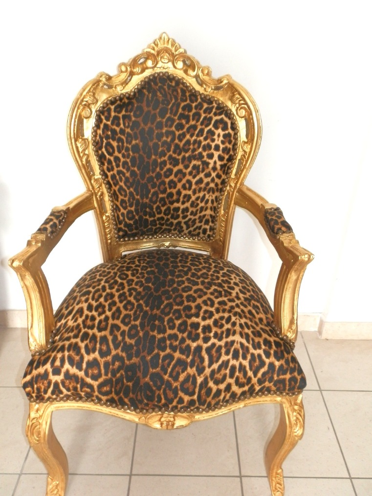 Poltrona sedia leopardata in legno foglia oro e stoffa