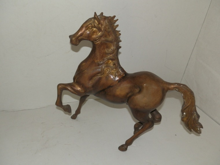 Fusione in bronzo di un cavallo selvatico