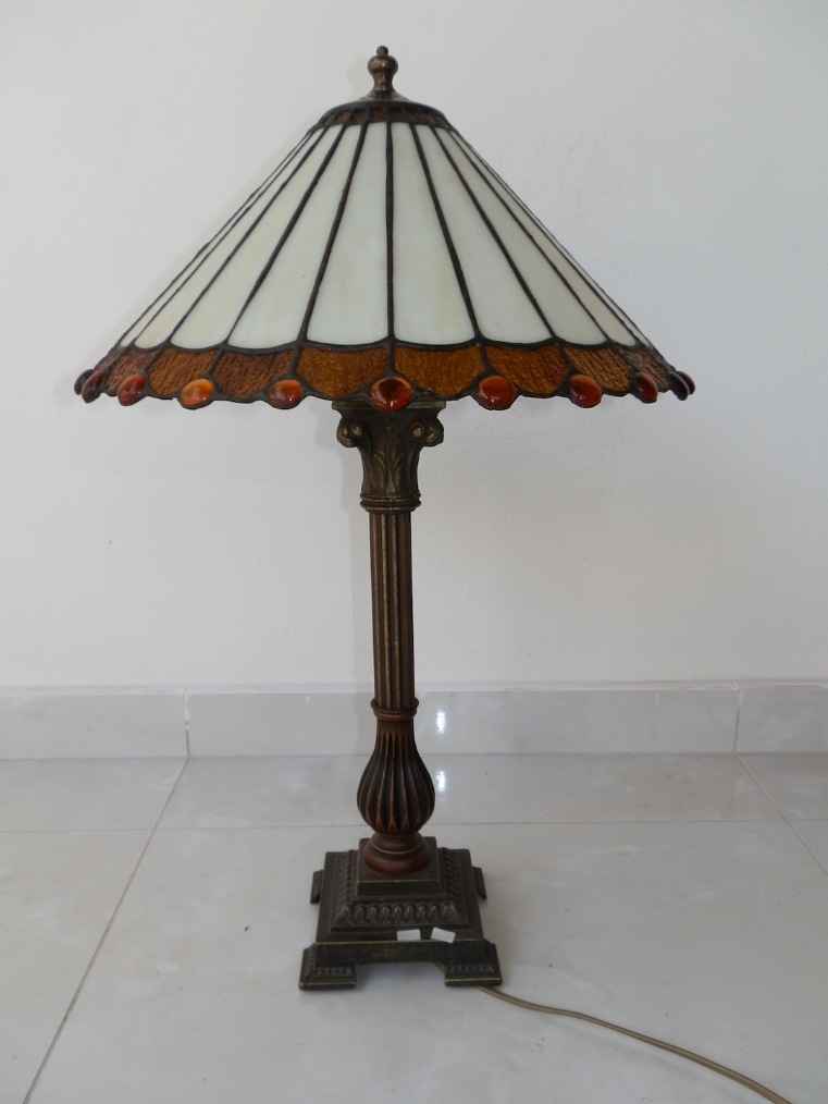 Lampada da tavolo in ottone brunito con vetro Tiffany stile PAGODA