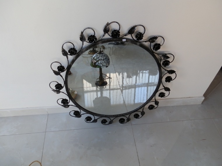 Specchio rotondo in ferro battuto con cornice di foglie e rose