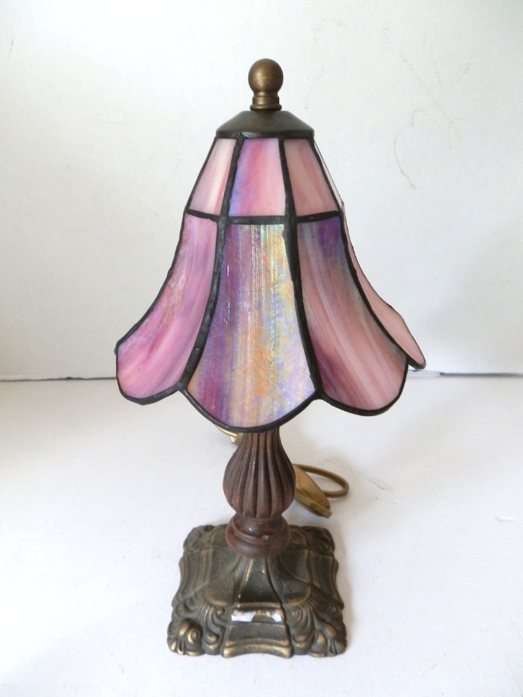 Abat-jour lampada da tavolo in ottone brunito e vetro tiffany