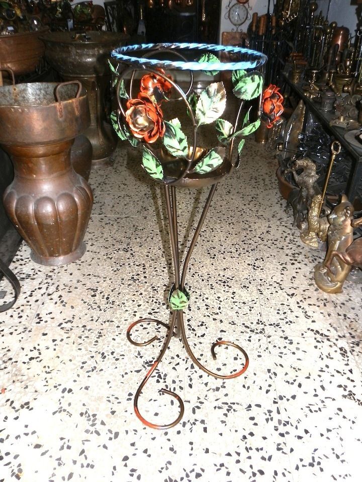 Portavaso alto in ferro con decorazione di rose e foglie