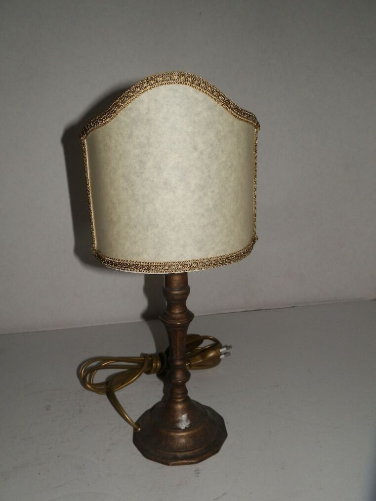 Lampada ta tavolo ABAT_JOUR in ottone brunito stile IMPERO con pergamena