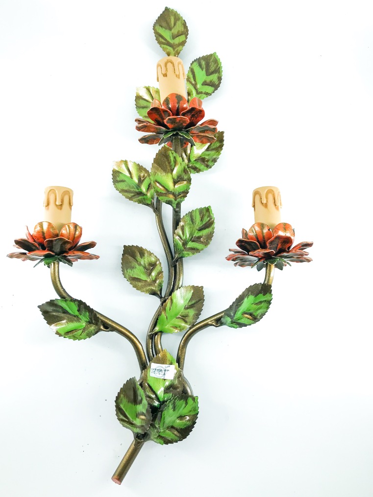 Applique in ferro battuto con rose e foglie a tre luci