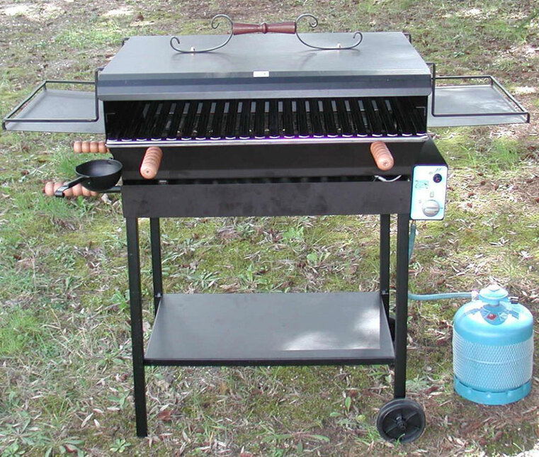 Barbecue professionale in ferro con pietra lavica