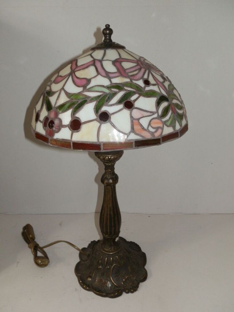 Lampada da tavolo in ottone brunito con vetro tiffany base liberty