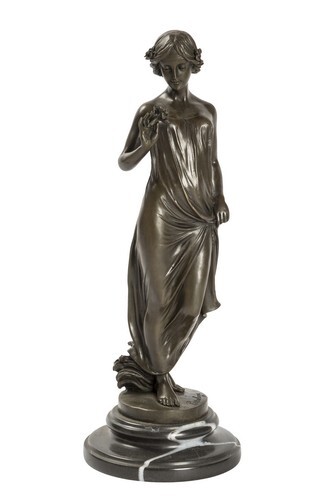 Statua in bronzo raffigurante una donna romana su base in marmo