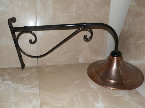 Lampada da parete in ferro battuto con campana in rame da 30 cm