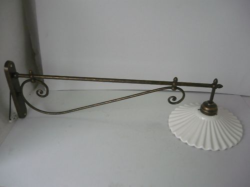 Lampada da parete esterno in ottone brunito con piatto in ceramica bianco 80 cm