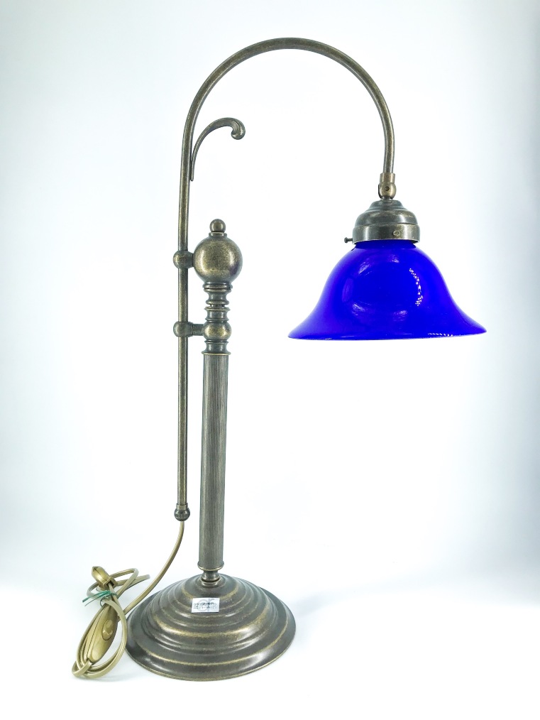 Lampada tavolo ottone con vetro blu ministeriale con ricciolo