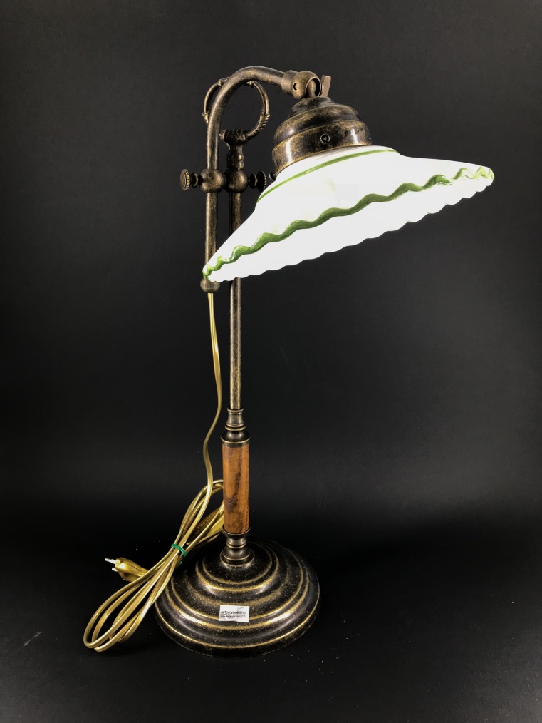 Lampada da tavolo regolabile in altezza con piattino in ceramica verde