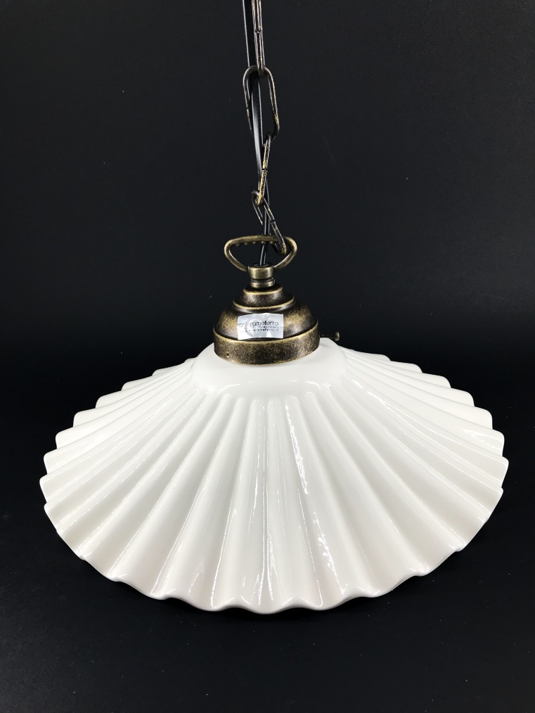 Lampadario con catena in ottone a sospensione e ceramica bianca