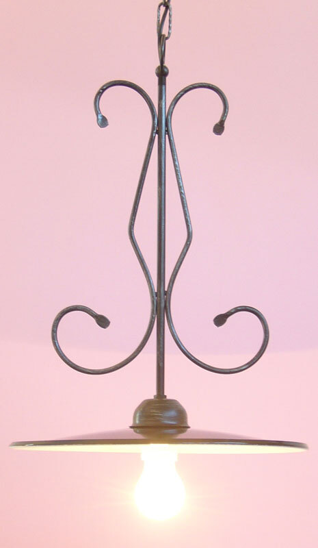 Lampadario in ferro stile rustico con piatto bianco 30 cm