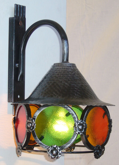 Lanterna da parete in ferro con vetri colorati