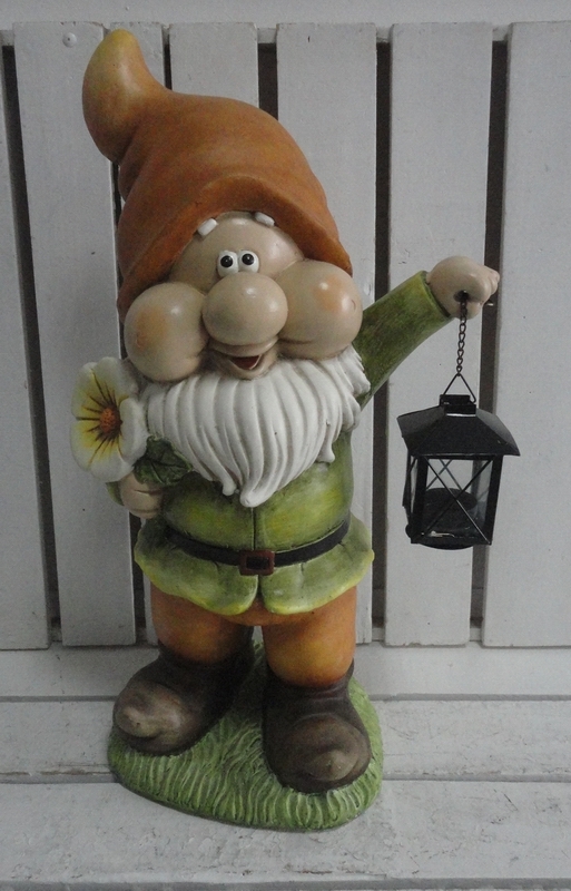 Gnomo da giardino in ceramica con lanterna e cappello arancio 52 cm