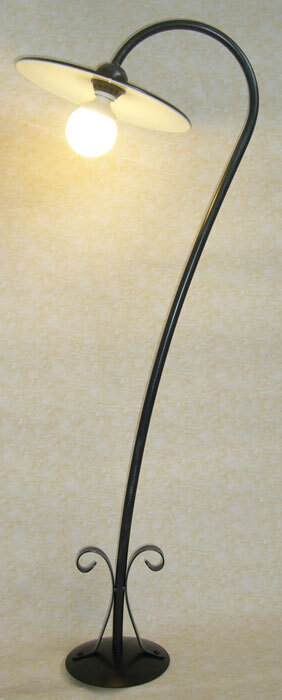 Lampione con piatto in ferro battuto per vialetto altezza 120 cm