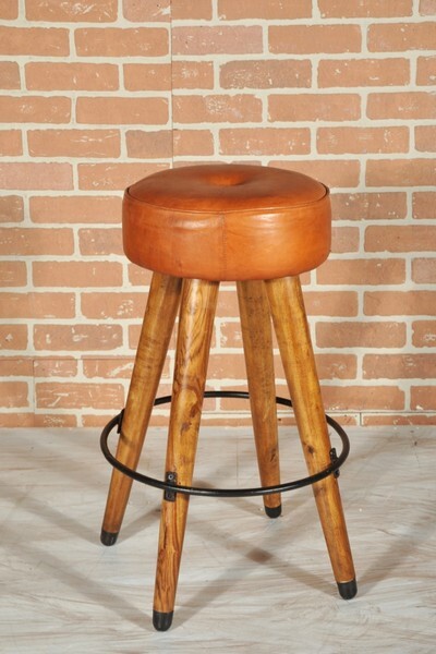 Sgabello in legno rotondo con piedi e seduta in eco-pelle marrona