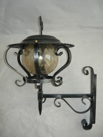 Lampione rotondo con vetro e tettuccio in ferro battuto