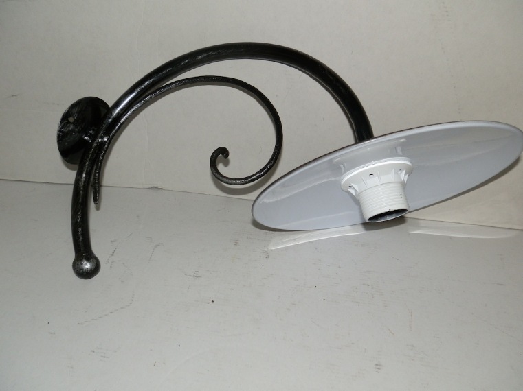 Lampada da parete da esterno in ferro battuto con piatto da 25 cm