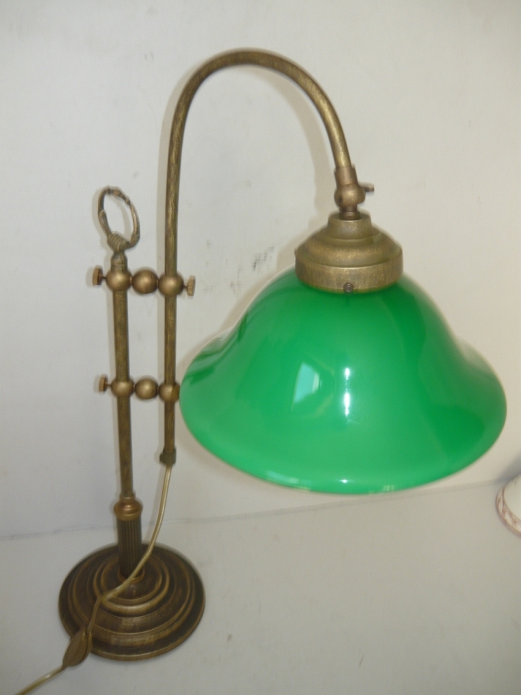 Lampada in ottone con impugnatura in legno