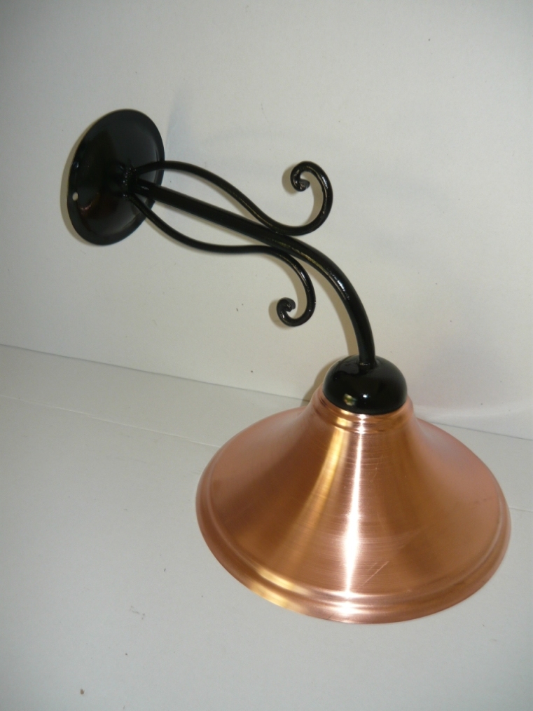 Lampada da parete interno esterno in ferro battuto con campana in rame