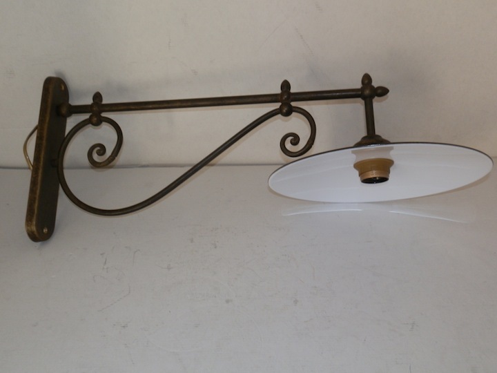 Lampada da parete in ottone brunito esterno interno con piatto smaltato da 30 cm