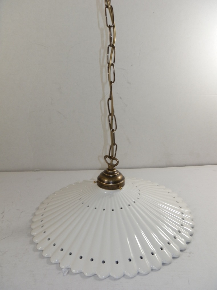 Lampadario a sospensione in ottone con piatto traforato in ceramica bianca 37 cm