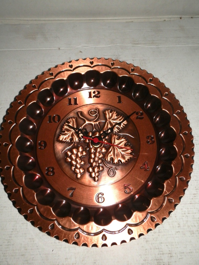 Orologio con movimento al quarzo in rame da 30 cm con UVA decorata
