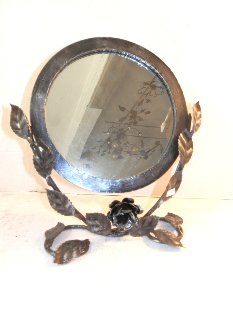 Specchio da tavolo in ottone con cornice e base in ferro battuto
