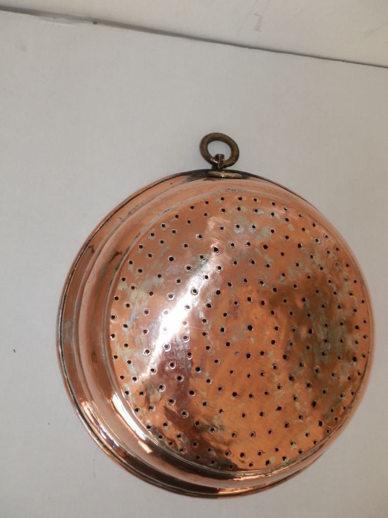 Antico Scolapasta in rame lucido con anello in ottone usato