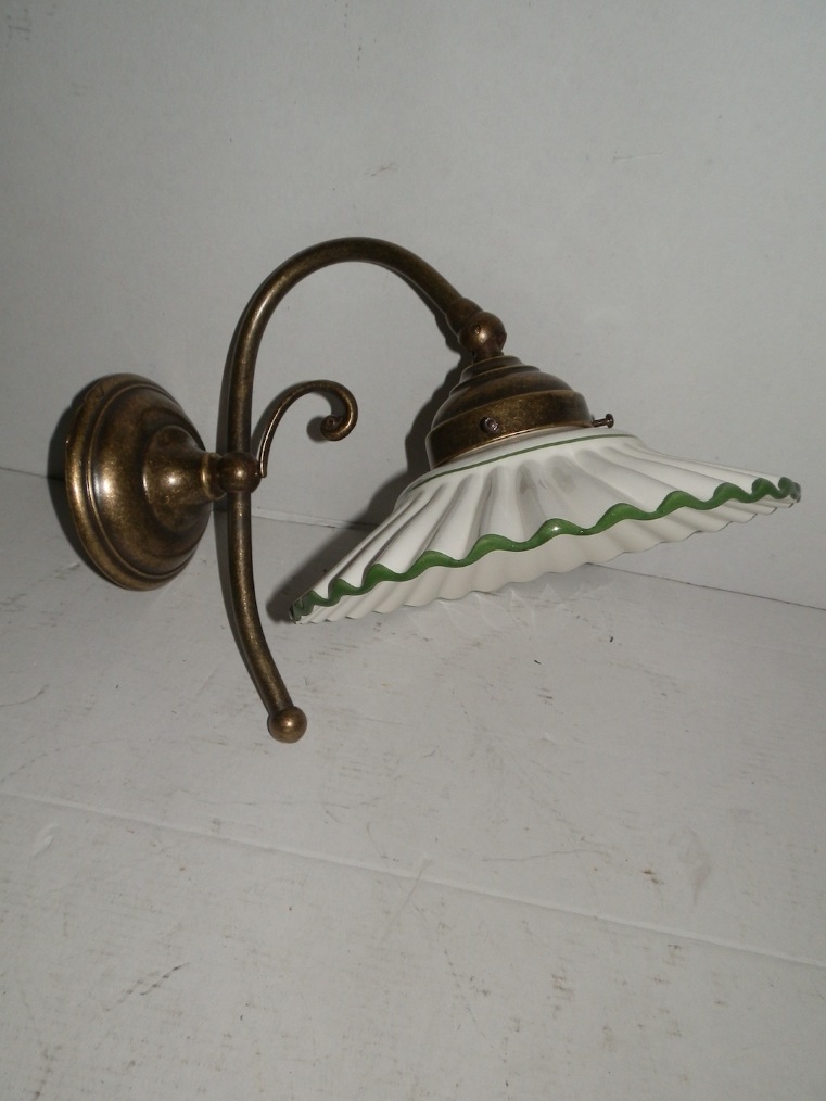 Applique in ottone brunito con ceramica bordo verde 20 cm