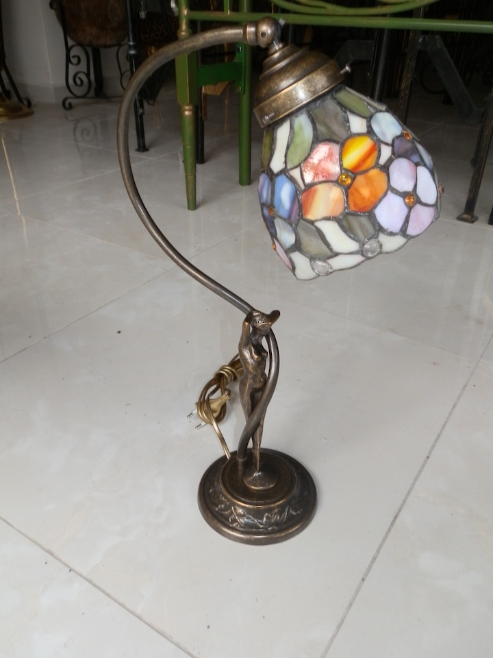 Lampada da tavolo in ottone figura donna con vetro tiffany