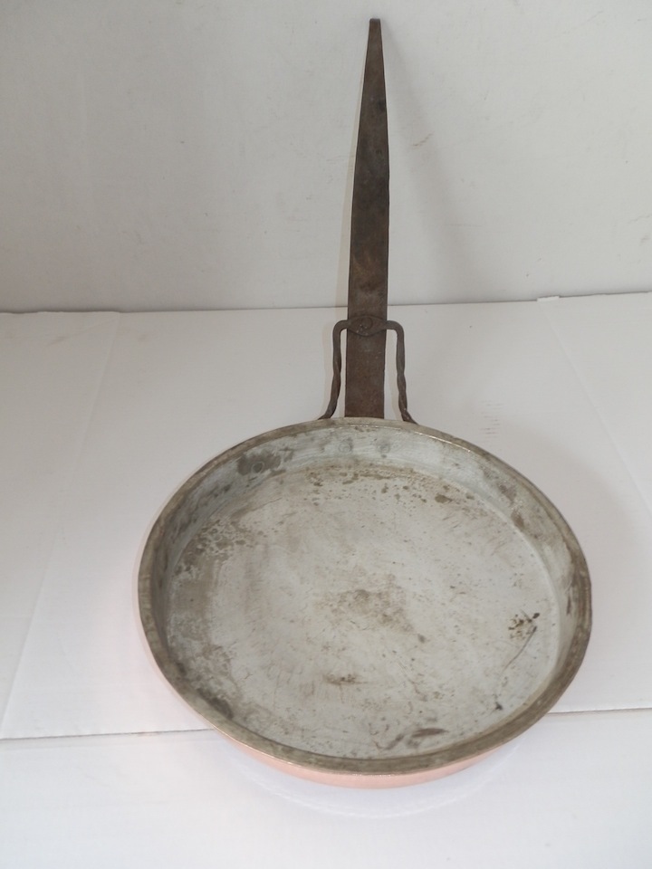 Tegame antico con manico in ferro molto pesante 3 kg che si utilizzava per cucinare