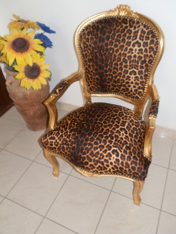 Poltrona con braccioli in legno dorato e rivestimento leopardato