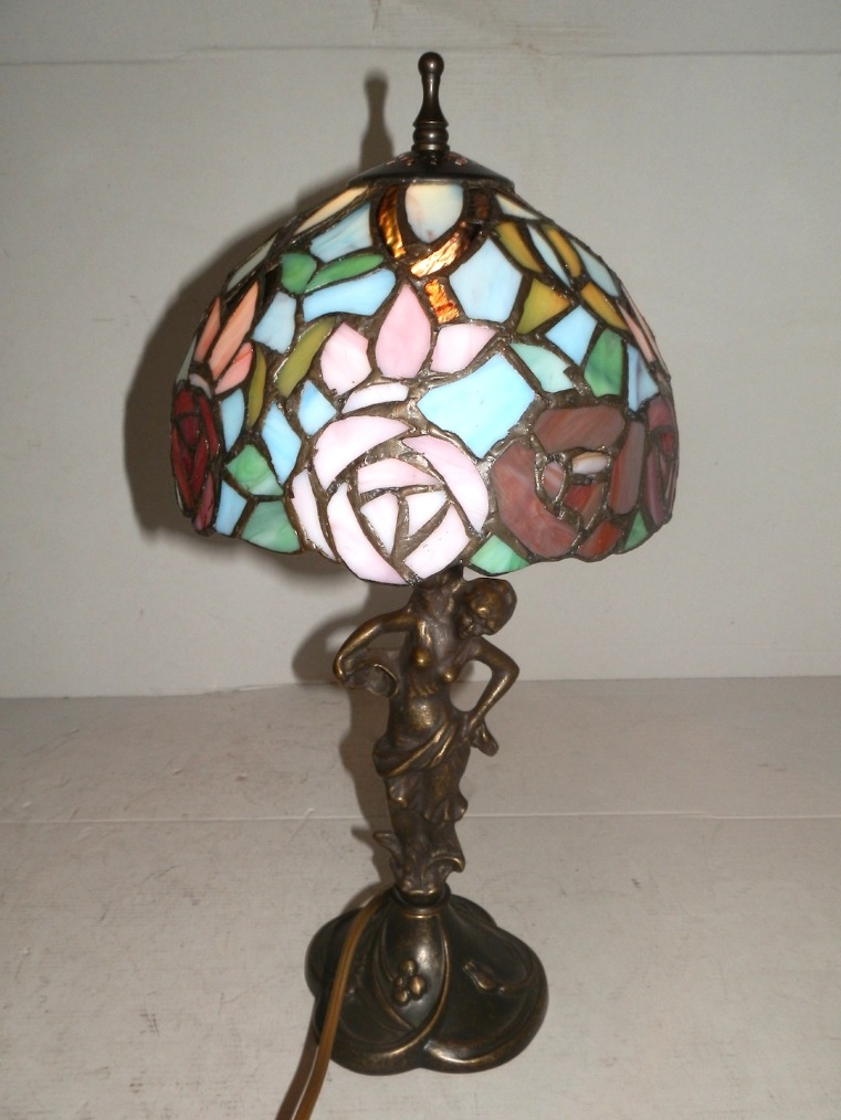 Lampada da tavolo abat-jour in ottone brunito con vetro tiffany