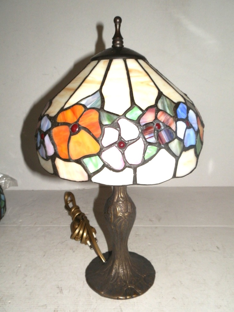 Lampada da tavolo comodino in ottone brunito con vetro Tiffany